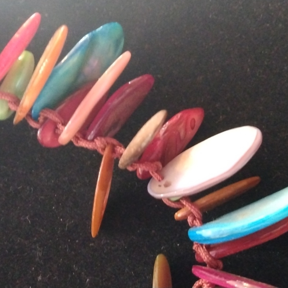 Colorful shell necklace - Picture 2 of 3